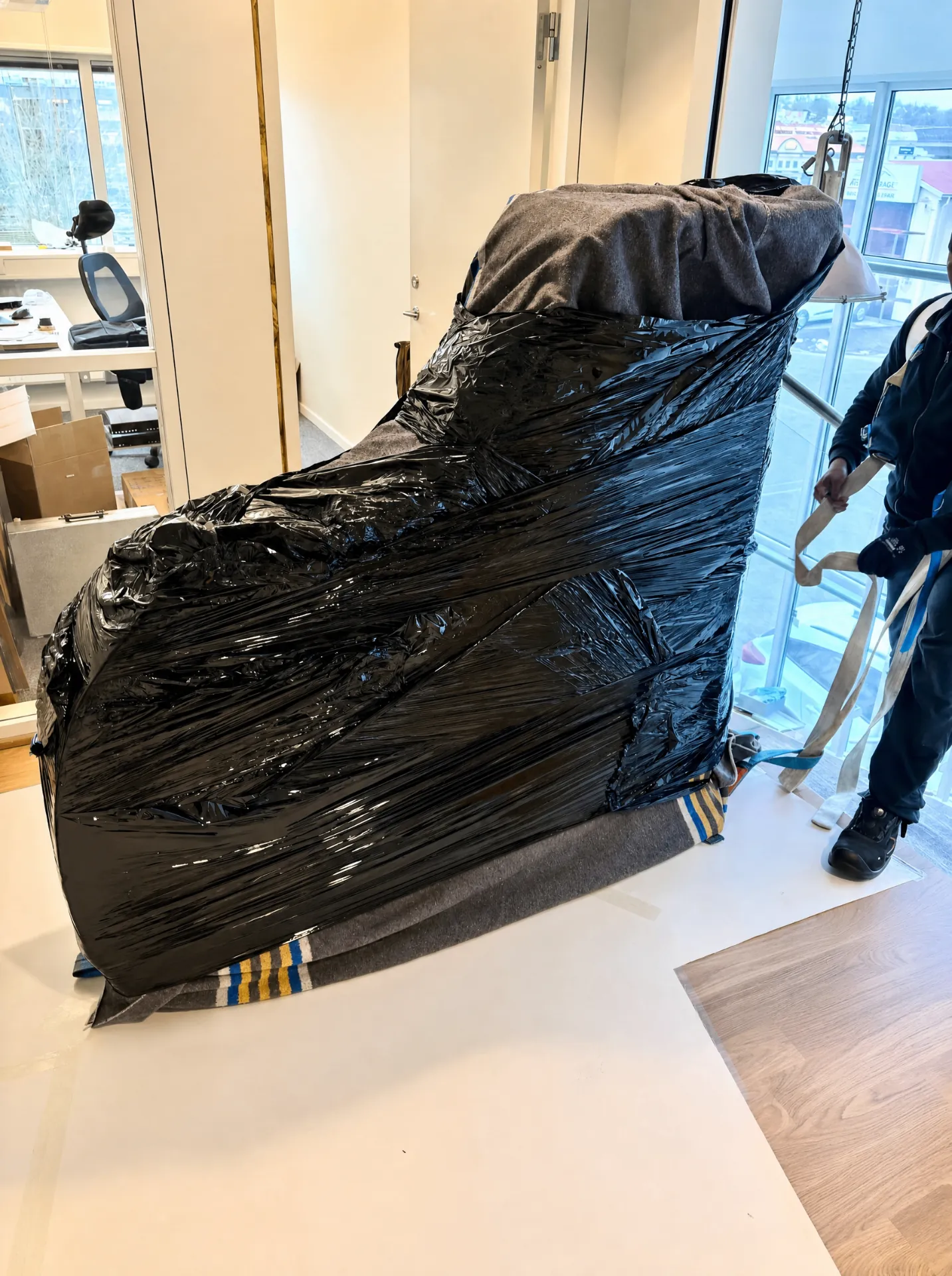 Flygel professionellt inpackad i flyttfilt och plast inför transport