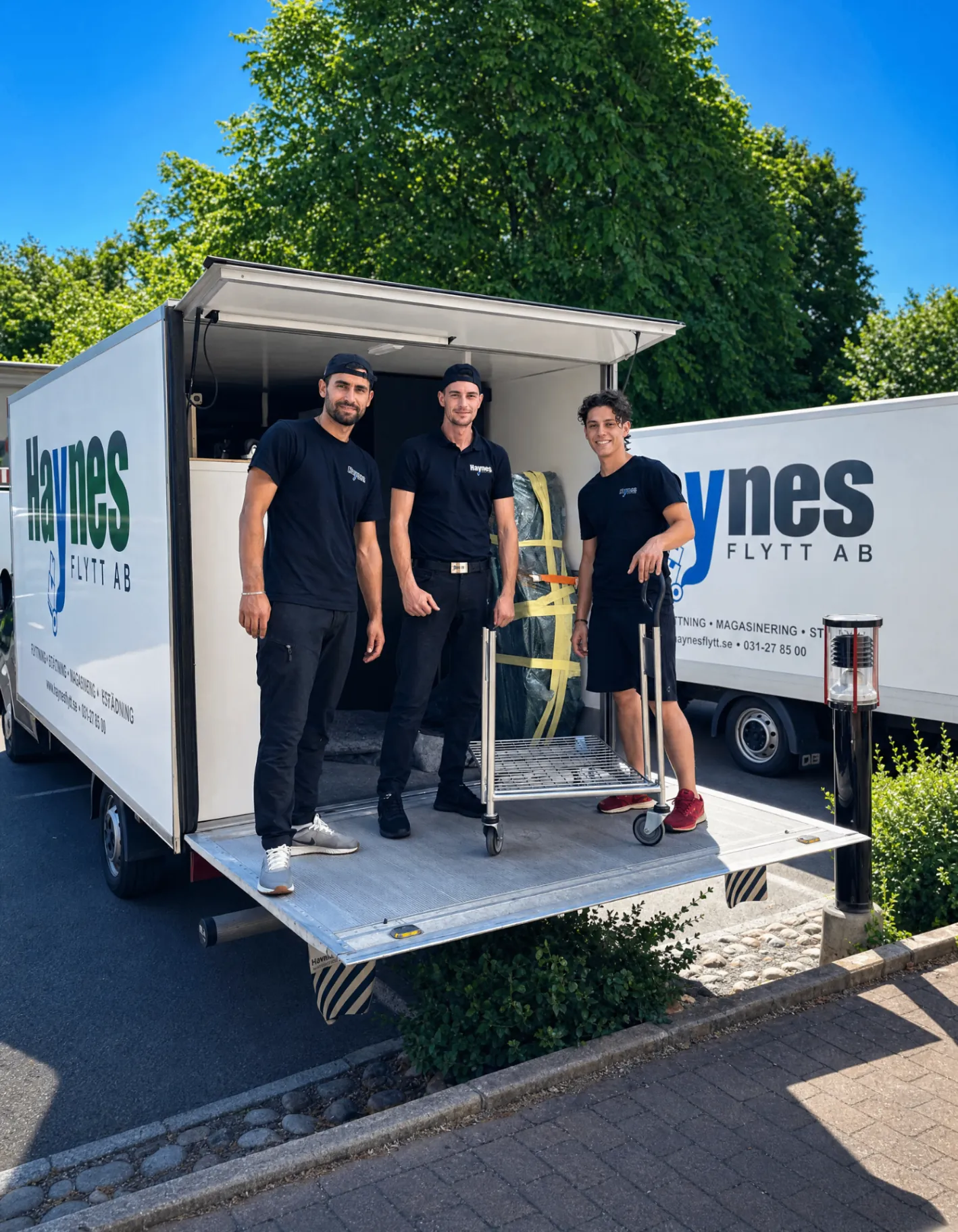 Haynes Flytt, flyttare bär möbler ut ur trapphus