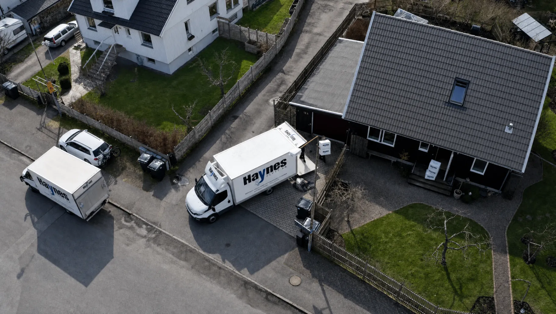 Haynes Flytt-bilar parkerade utanför ett hus i bostadsområde