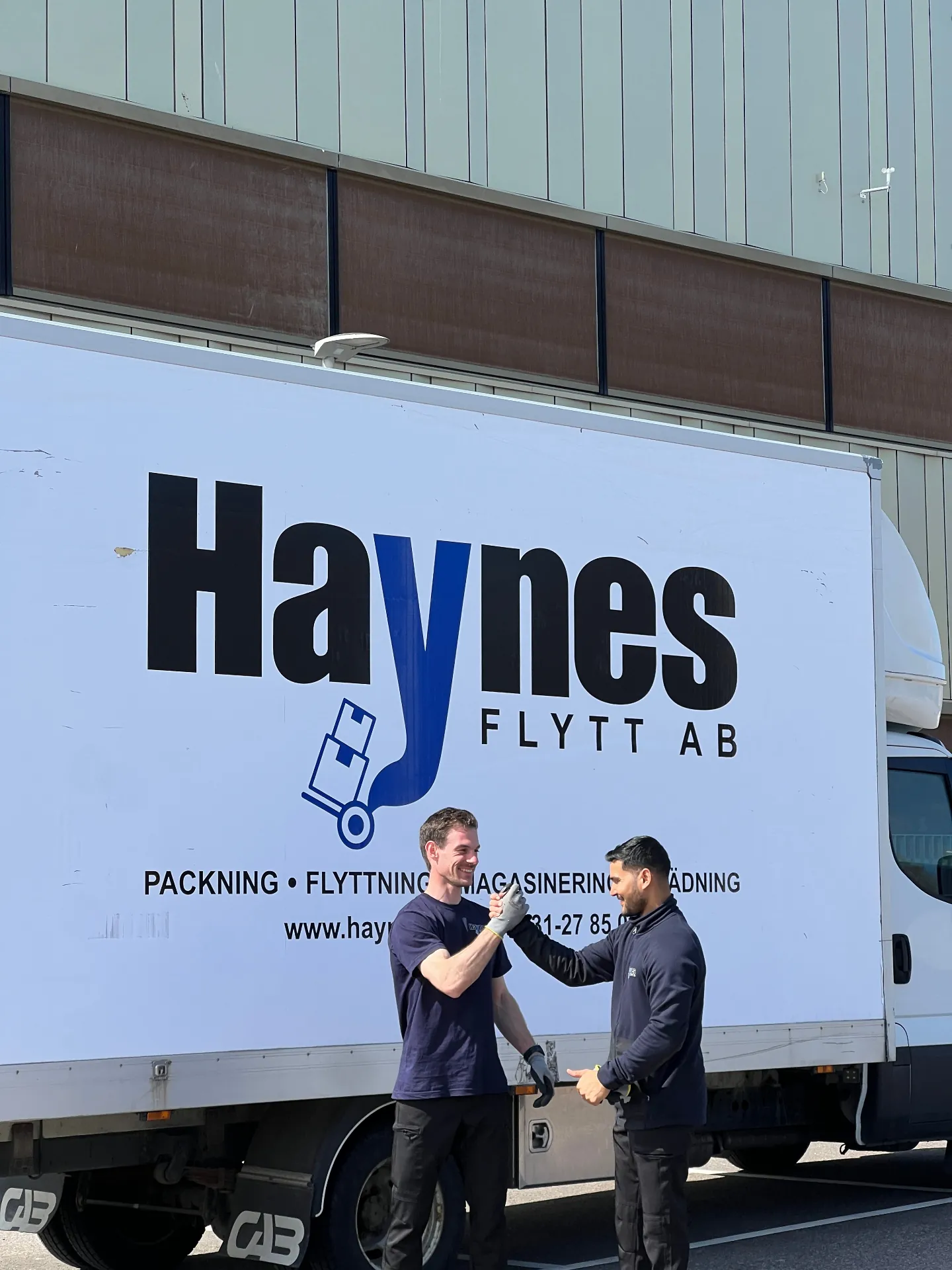 Haynes flyttare vid lastbil